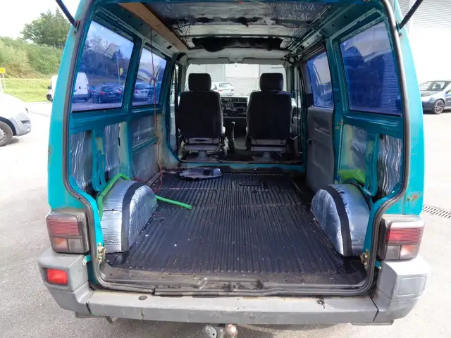 Volkswagen Transporter view 8