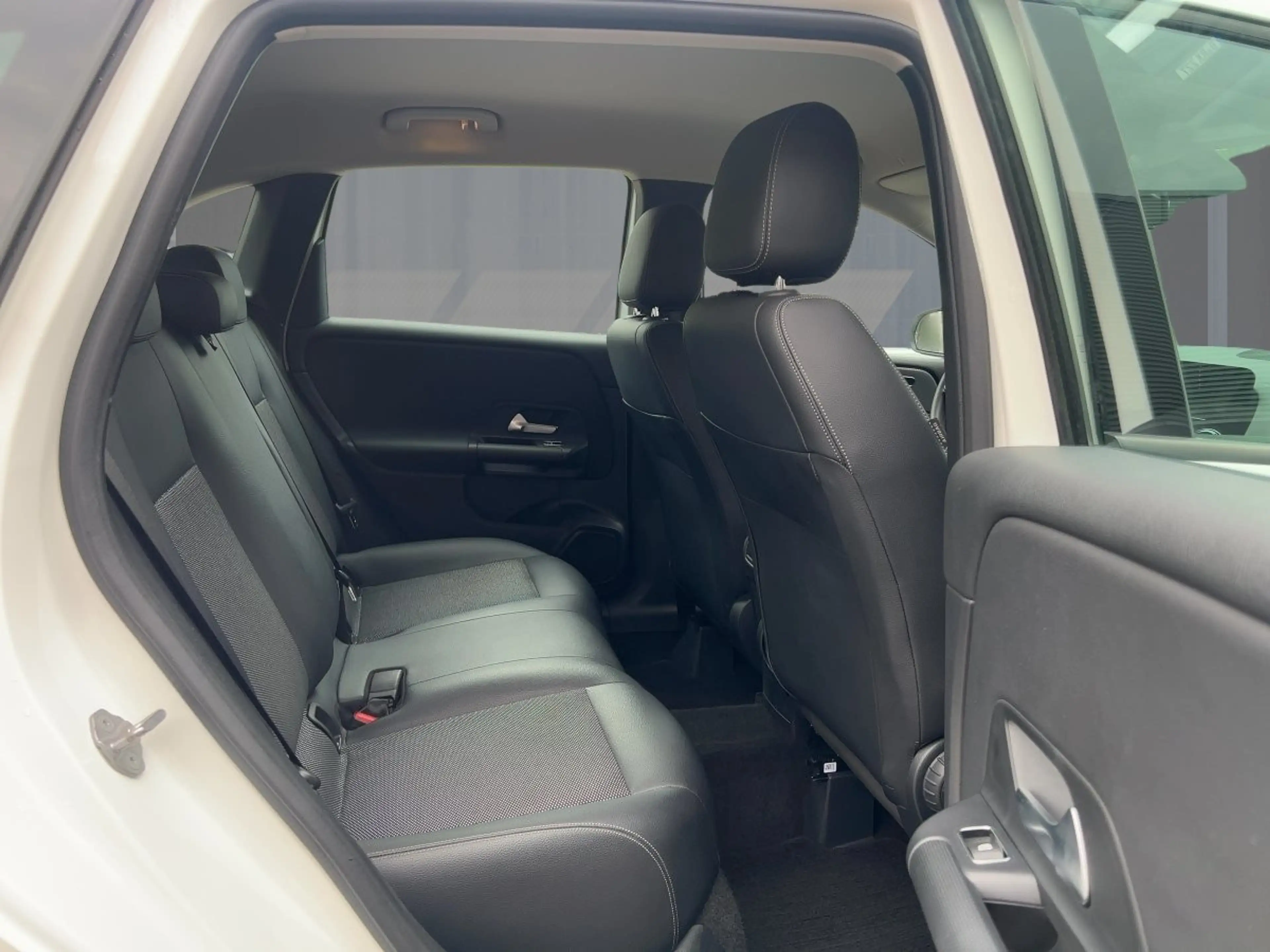 Mercedes-Benz B 180 B 180 Automatik — photo 9
