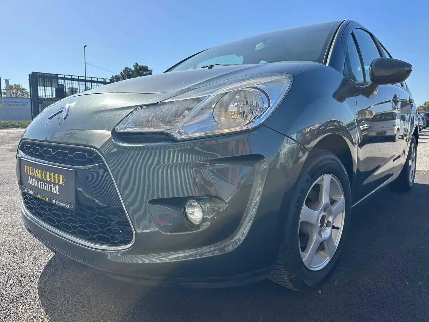Citroen C3 1,1 Comfort Airdream *4-Zylinder*Panorama*Tempomat* Grau - 2