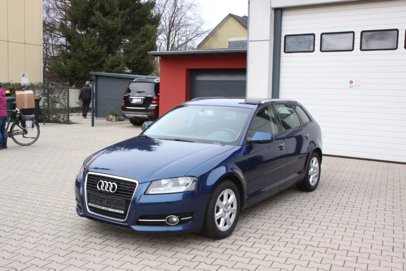 Audi A3 Sportback 1.6 TDI Ambiente Albastru - 2