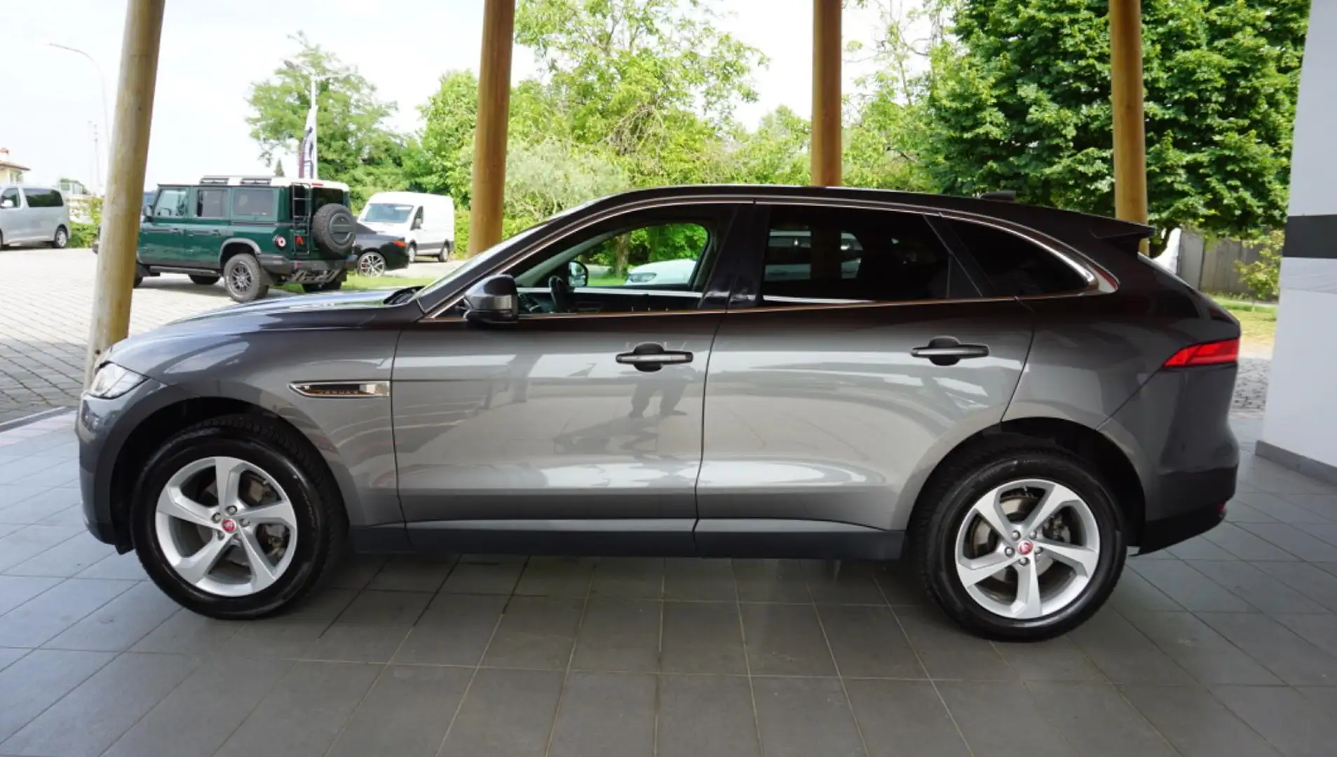 Jaguar F-Pace 2.0 D 180 CV AWD aut. Prestige Grigio - 2
