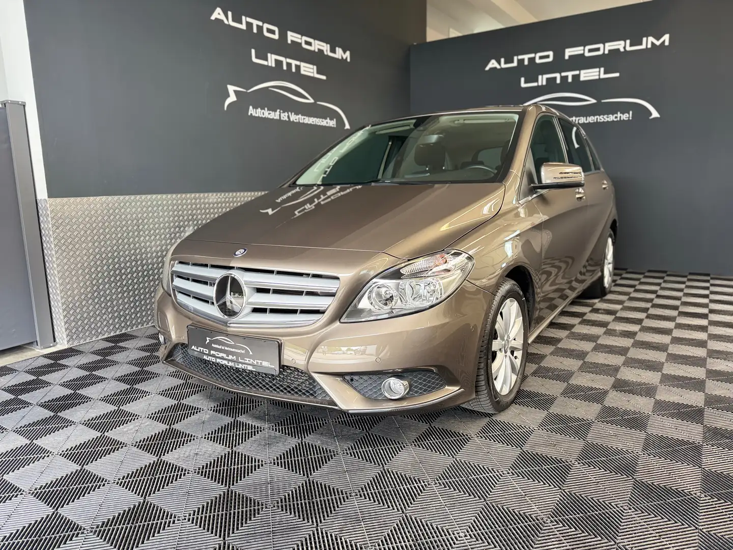 Mercedes-Benz B 180 AUTOMATIK-SCHECKHEFT-GEPFLEGT-SZH-WENIG KM-ALLWETT Gris - 1