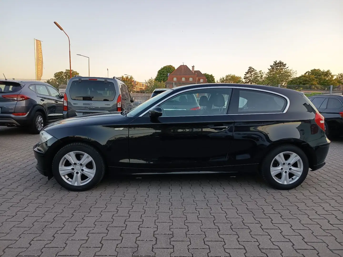 BMW 118 i Automatik+Klimaautomatik+PDC+ALU+2.Hand Black - 2