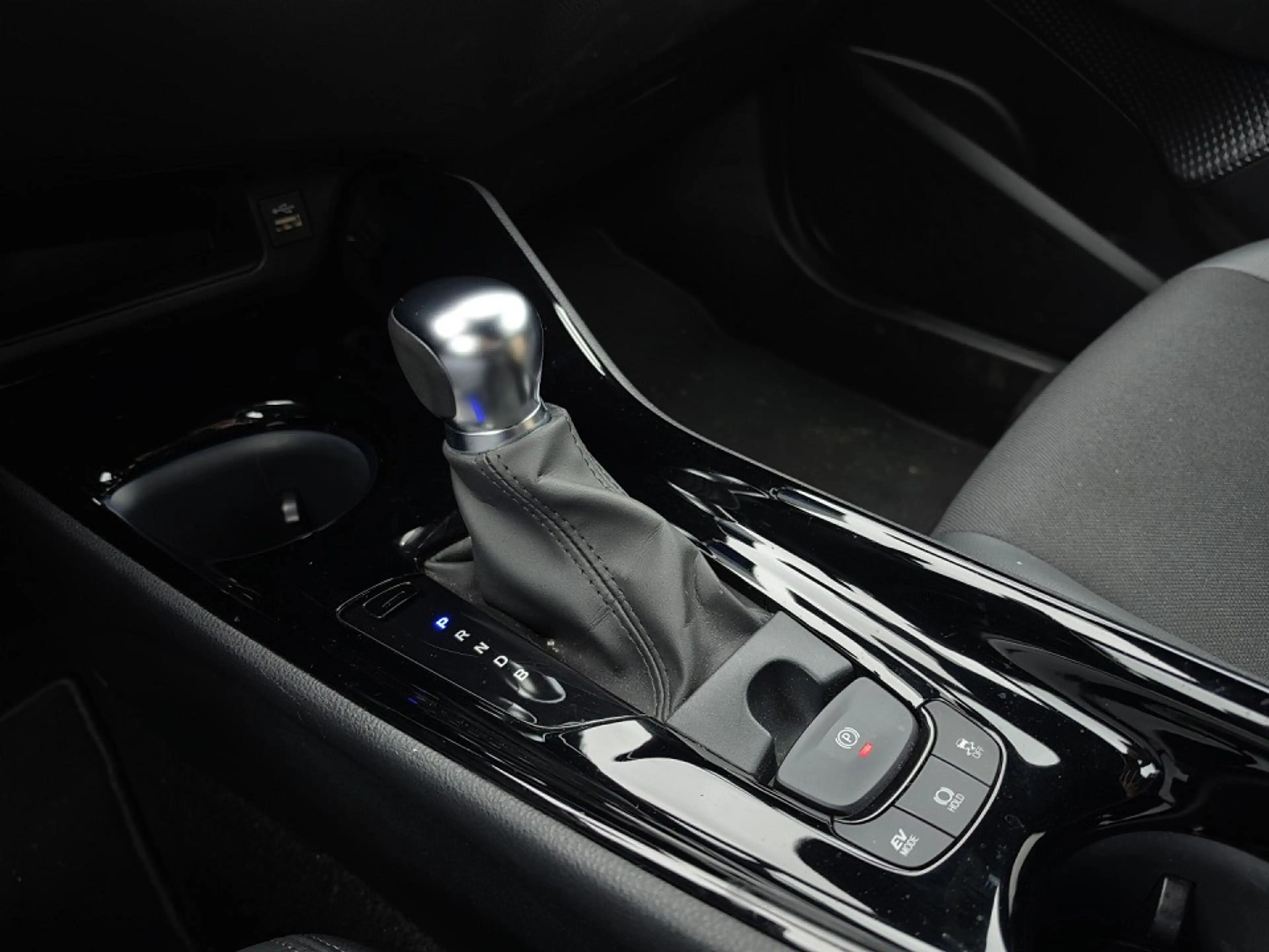 Toyota C-HR 1.8 Hybrid (122 PS) Team D — photo 8