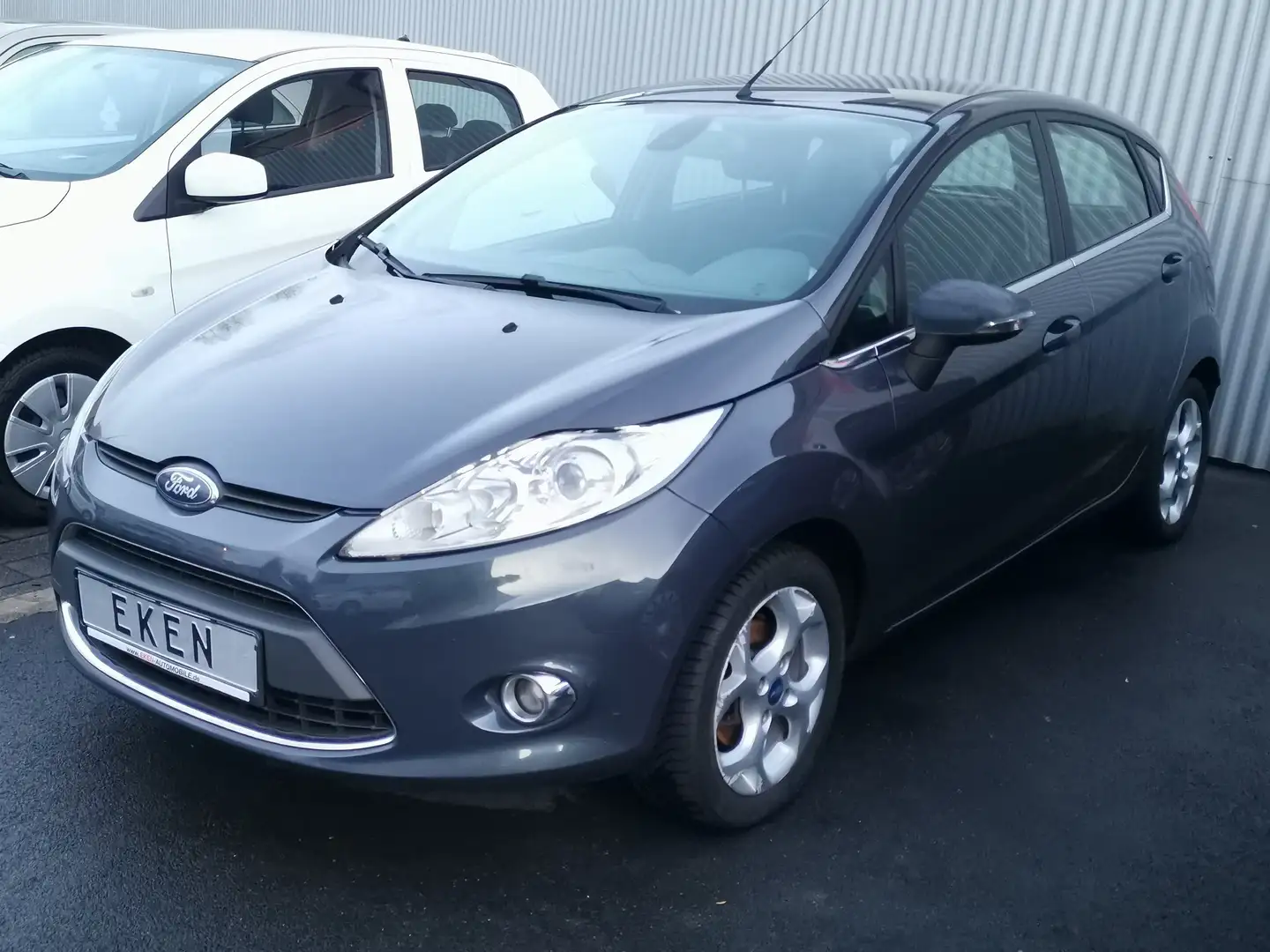 Ford Fiesta Titanium 1.4 4-türig / Gepflegt Grau - 2