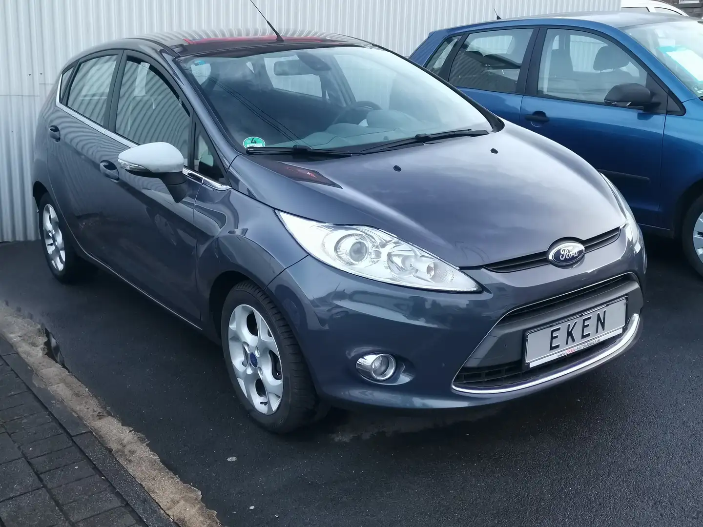Ford Fiesta Titanium 1.4 4-türig / Gepflegt Grau - 1