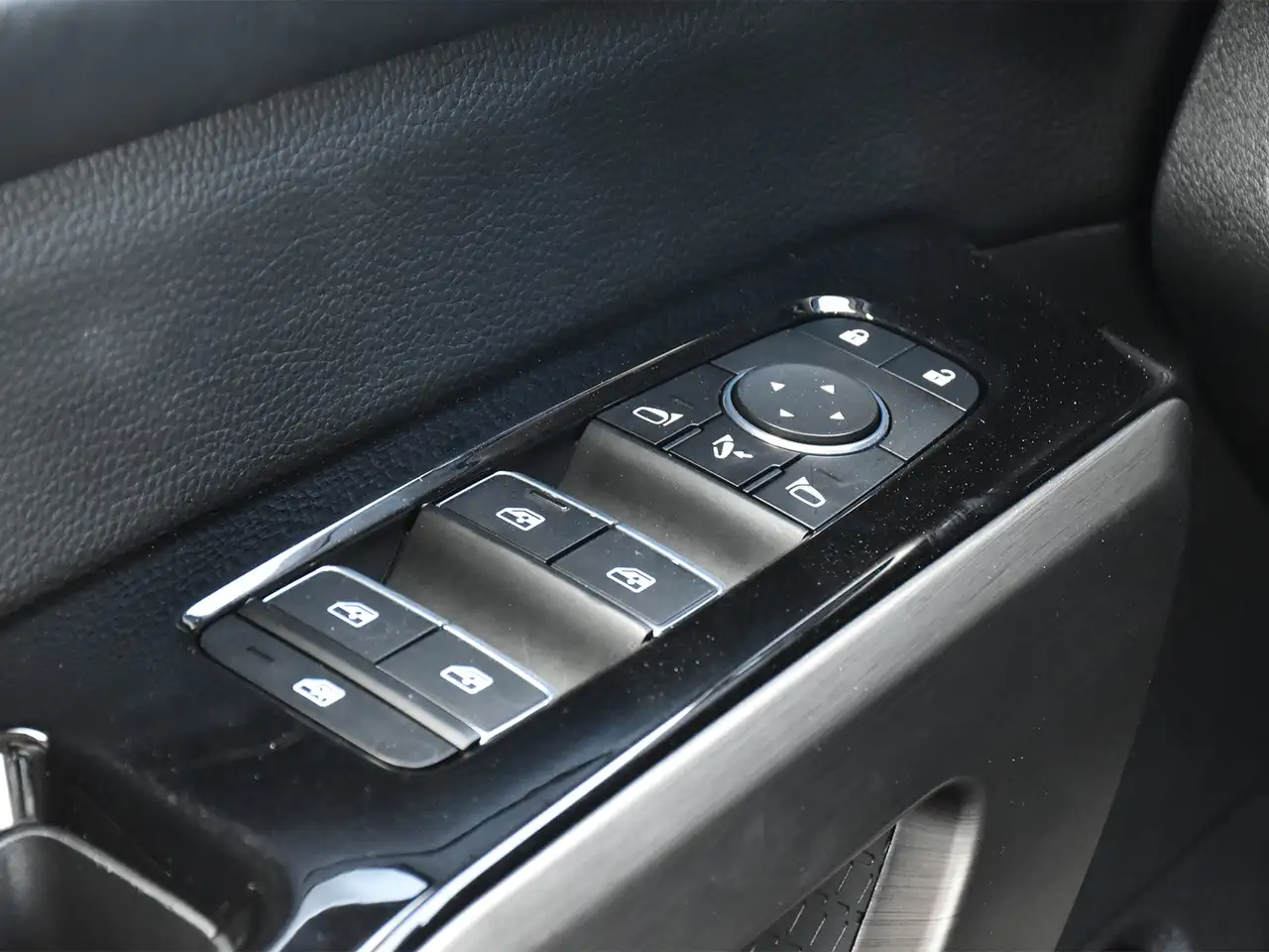Nissan Pathfinder снимка Nissan Pathfinder