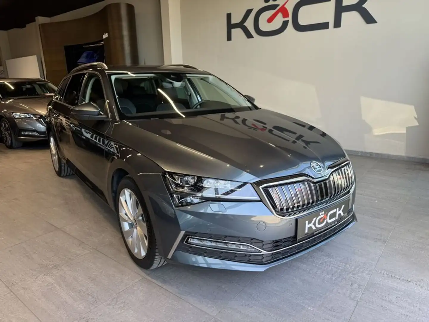 Skoda Superb Style iV Plug-in Hybrid Grau - 2