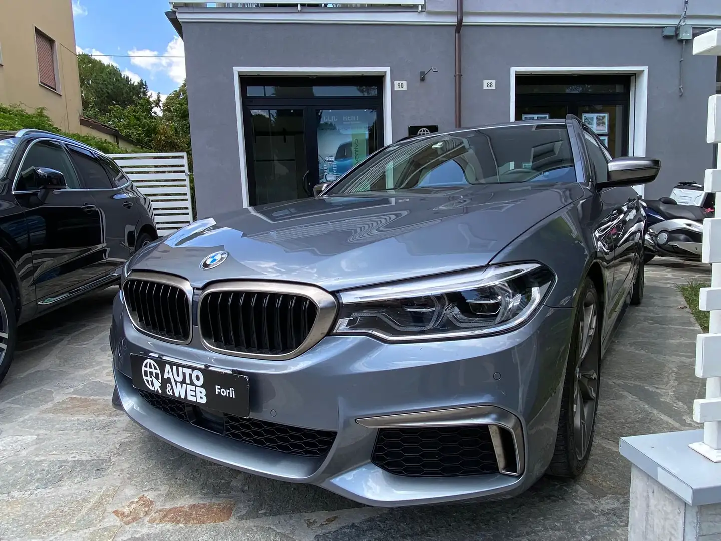 BMW 550 Serie 5 G31 2017 Touring M 550d Touring xdrive Grigio - 2