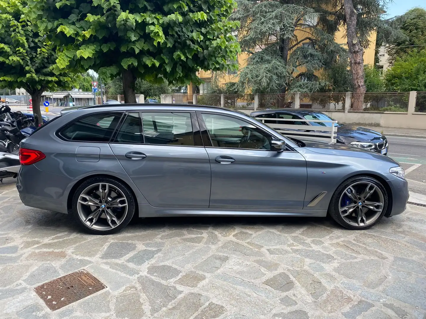 BMW 550 Serie 5 G31 2017 Touring M 550d Touring xdrive Grigio - 1