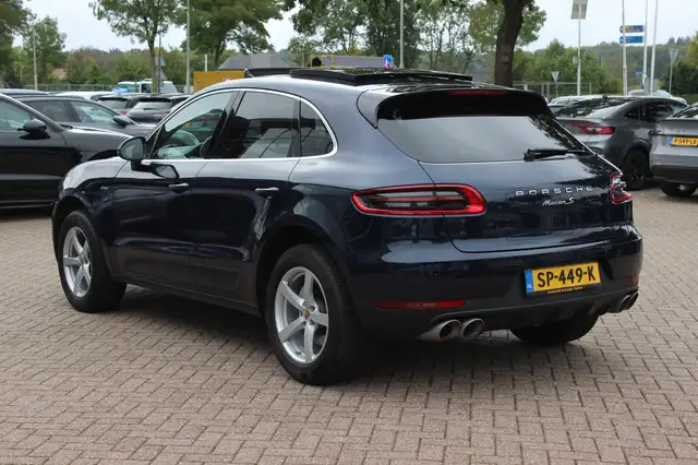 Porsche Macan view 3