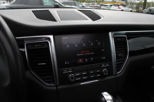 Porsche Macan view 20