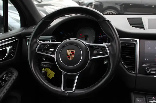 Porsche Macan view 17