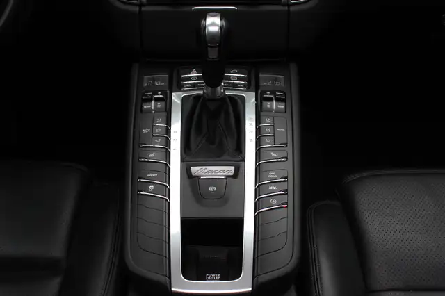 Porsche Macan view 25