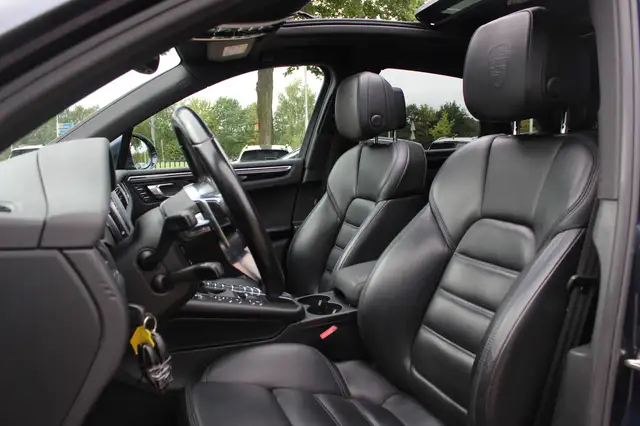Porsche Macan view 4