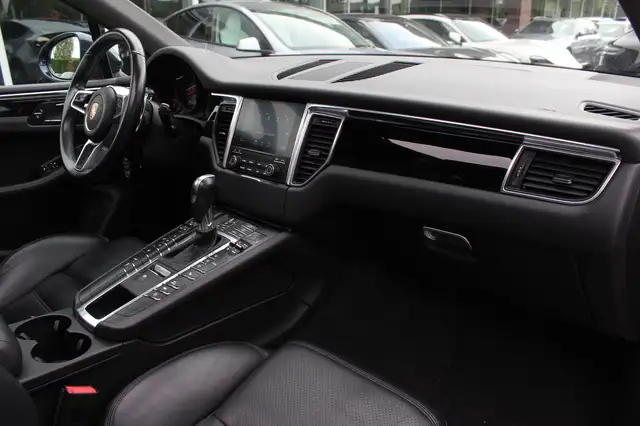 Porsche Macan view 13
