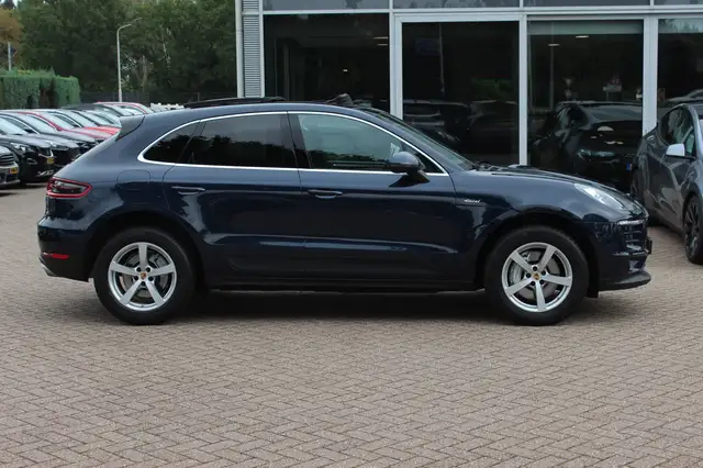 Porsche Macan view 5