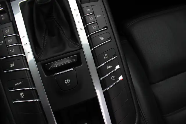 Porsche Macan view 28