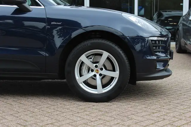 Porsche Macan view 14