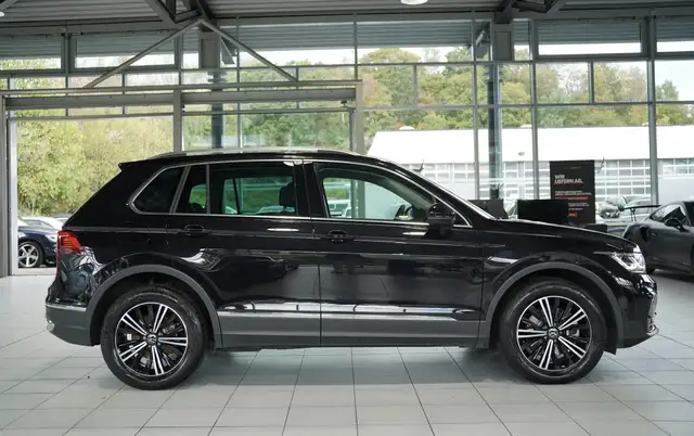 Volkswagen Tiguan view 4