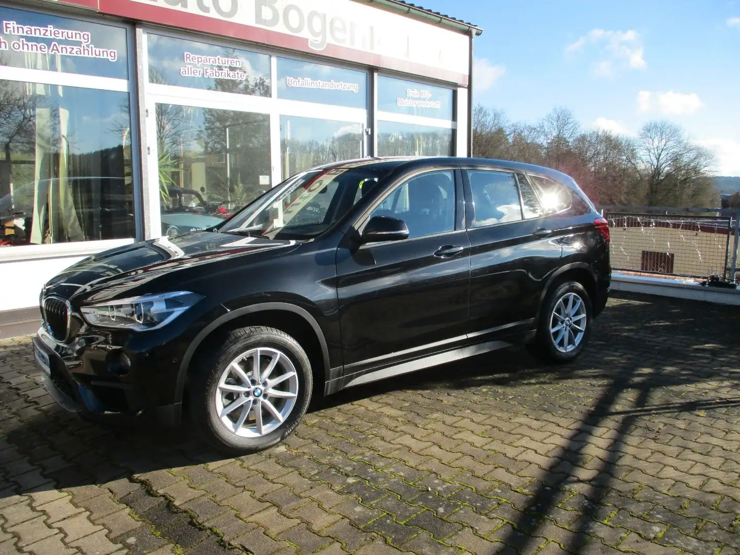 BMW X1 sDrive 20 i+1.Hand+LED+Navi Schwarz - 2