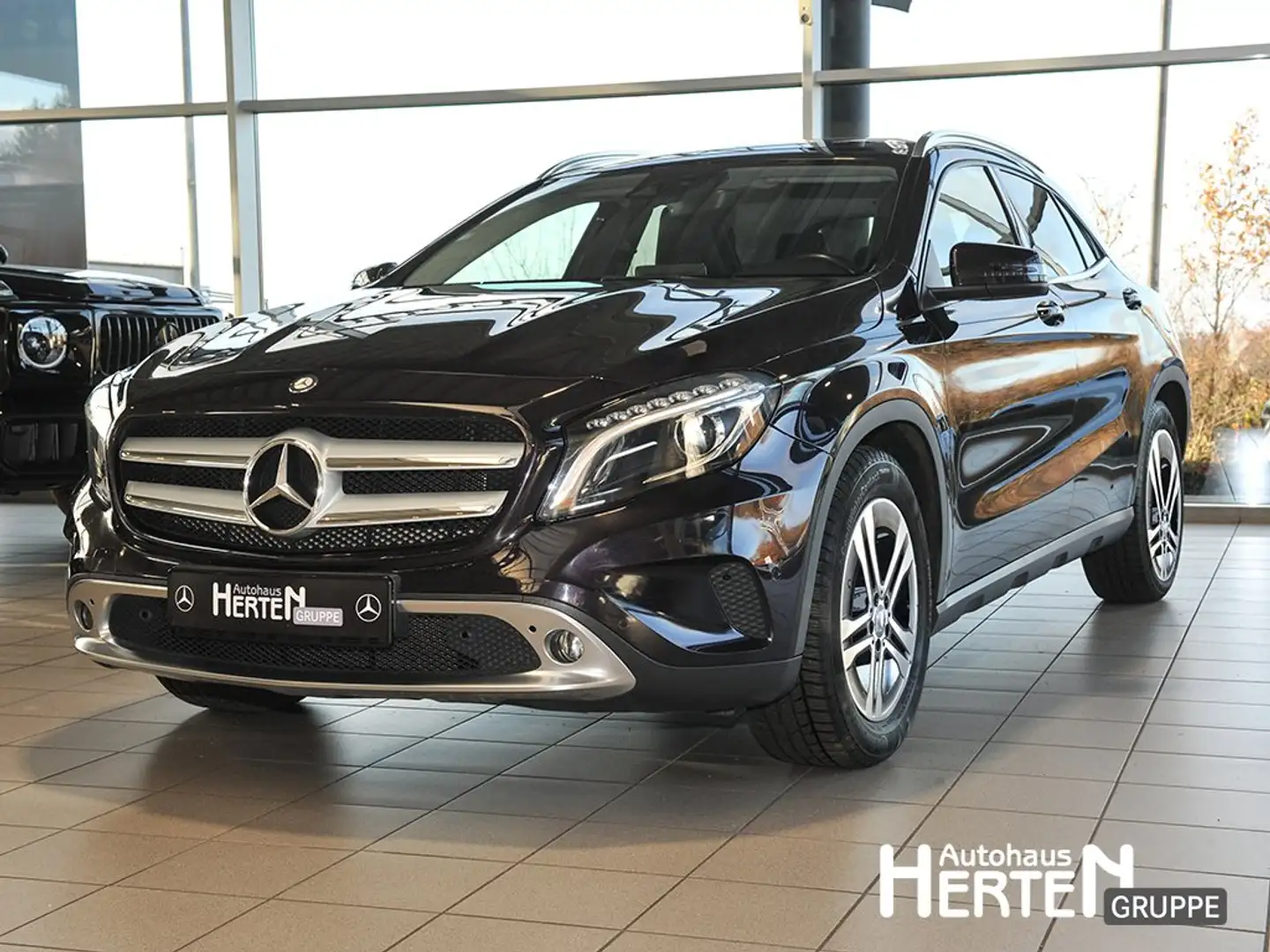 Mercedes-Benz GLA 180 Urban+NAVI+BI-XENON+R-KAMERA+SPUR-P.+SHZ Mauve - 1