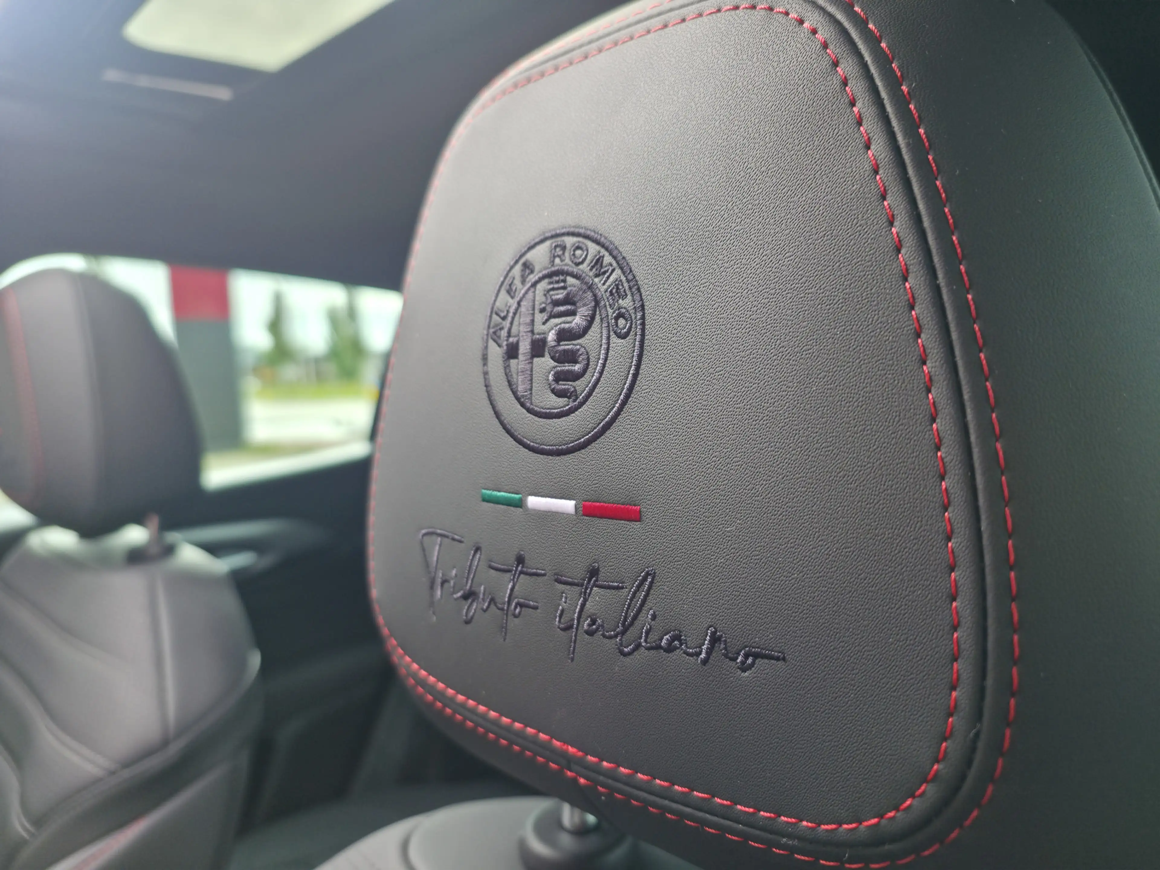 Alfa Romeo Tonale 1.3T PHEV 280PK Tributo Italiano | Panorama-dak | — photo 15
