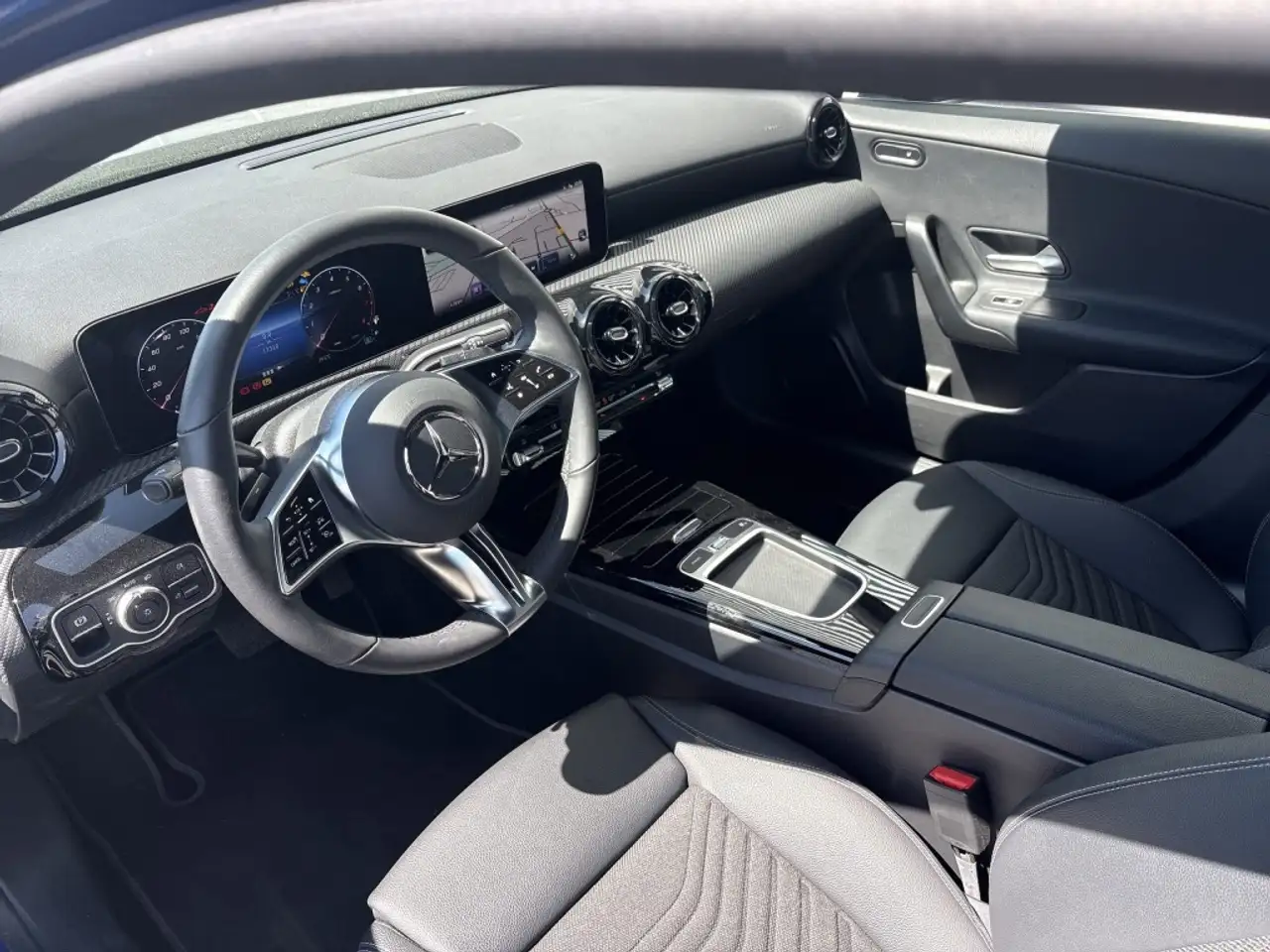 Mercedes-Benz A 180 Limousine AHK LED ACC SHZ 9