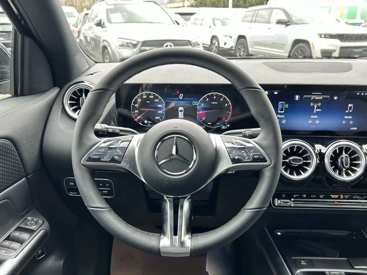 Mercedes-Benz GLA снимка Mercedes-Benz GLA