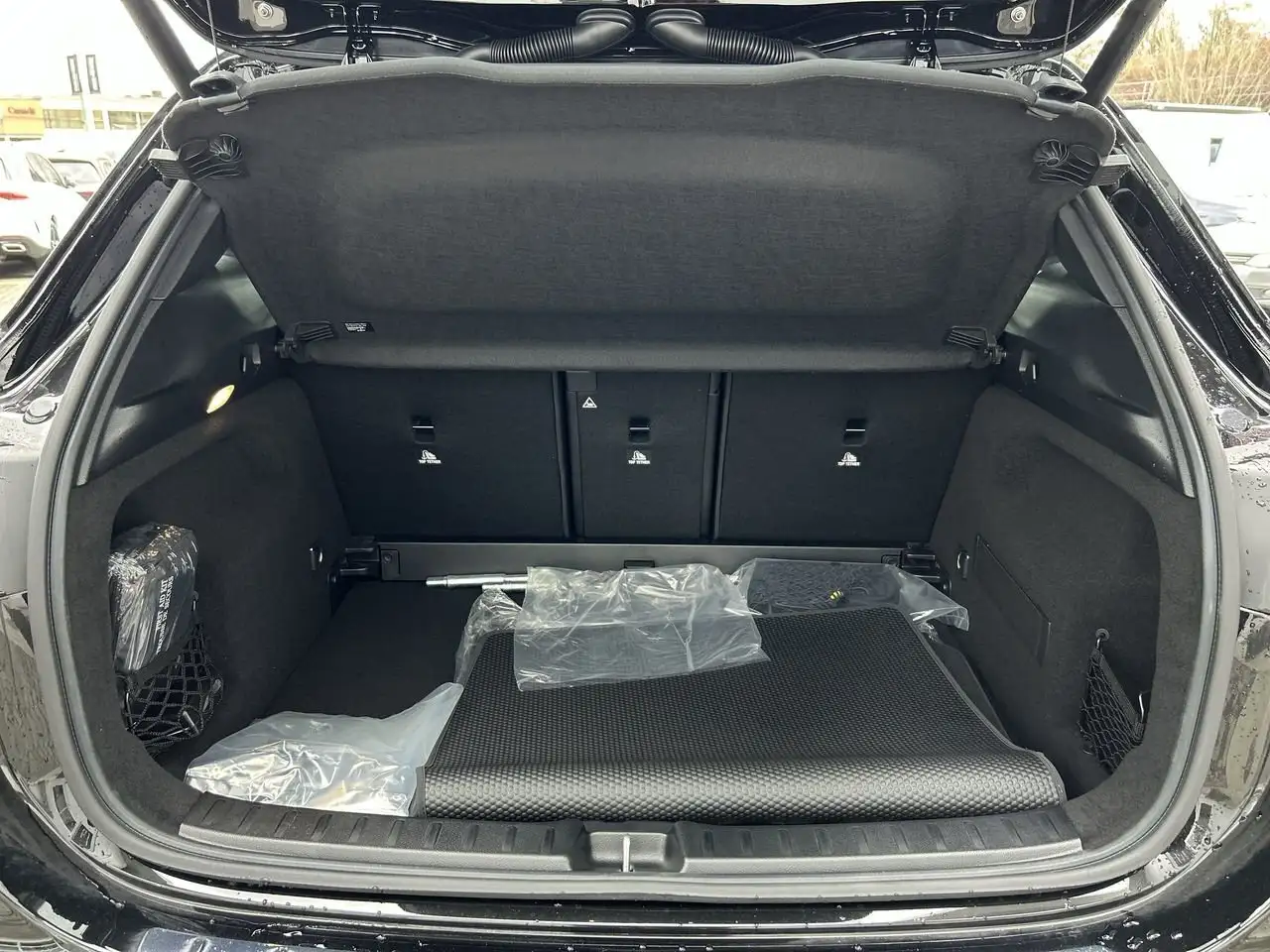 Mercedes-Benz GLA снимка Mercedes-Benz GLA