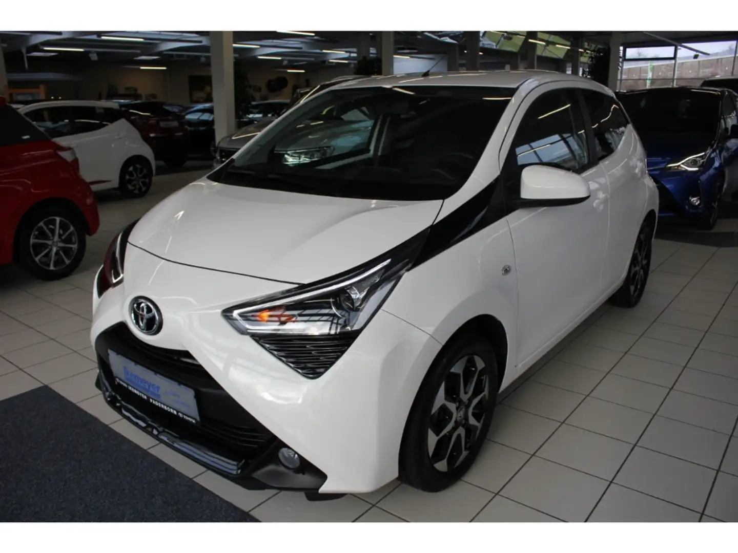 Toyota Aygo Sitzheizung Klimaautomatik Rückfahrkamera Alufelge Weiß - 1