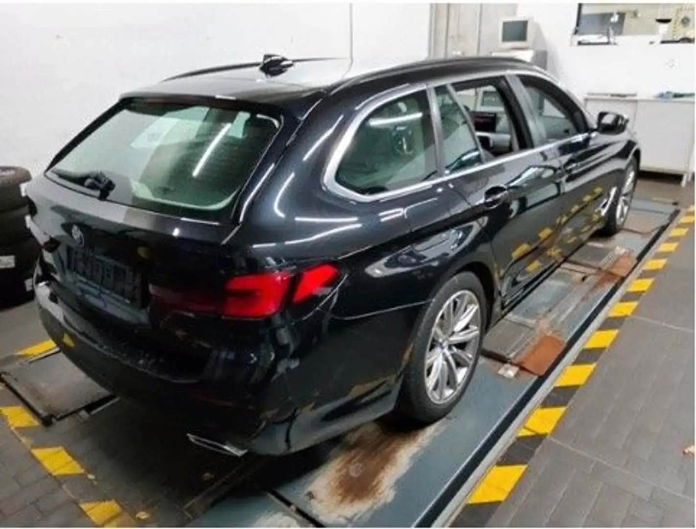 BMW 520 d HUD/Laser/AHK/ParkAss/SportSitze/KeyLessGo Negro - 2