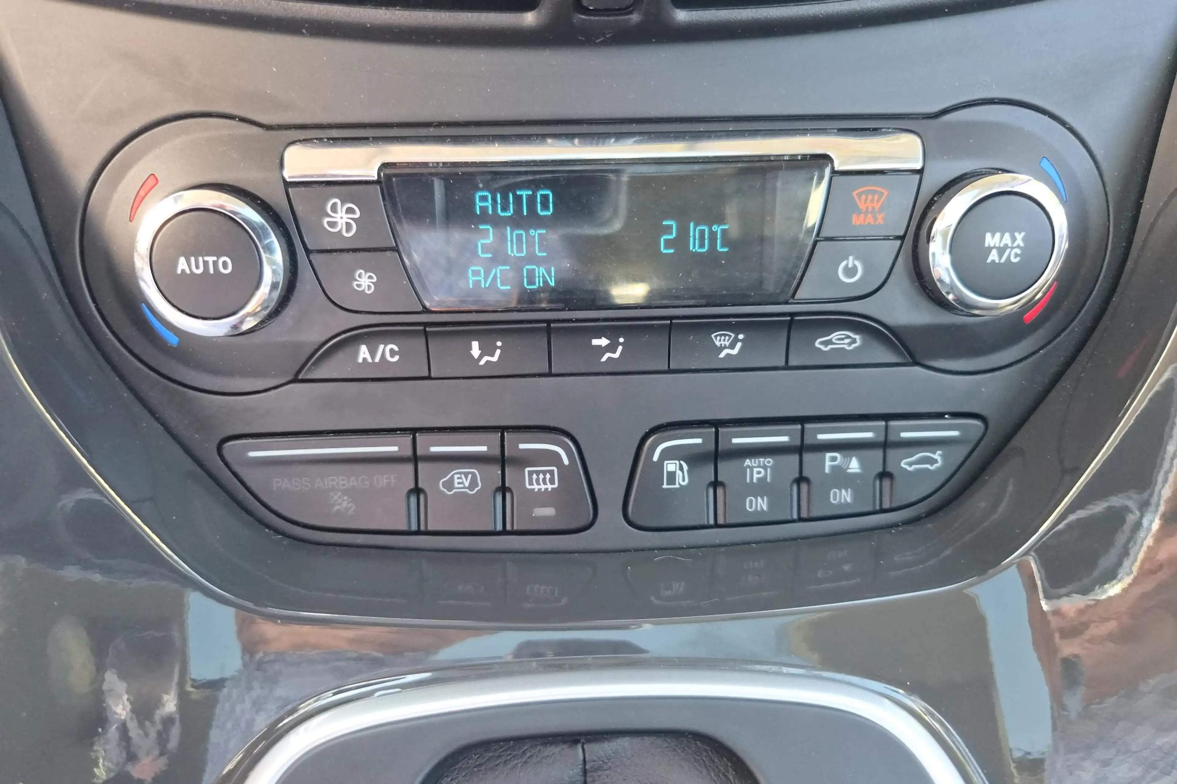 Ford C-Max 2.0 Plug-in Hybrid Titanium Plus — photo 9