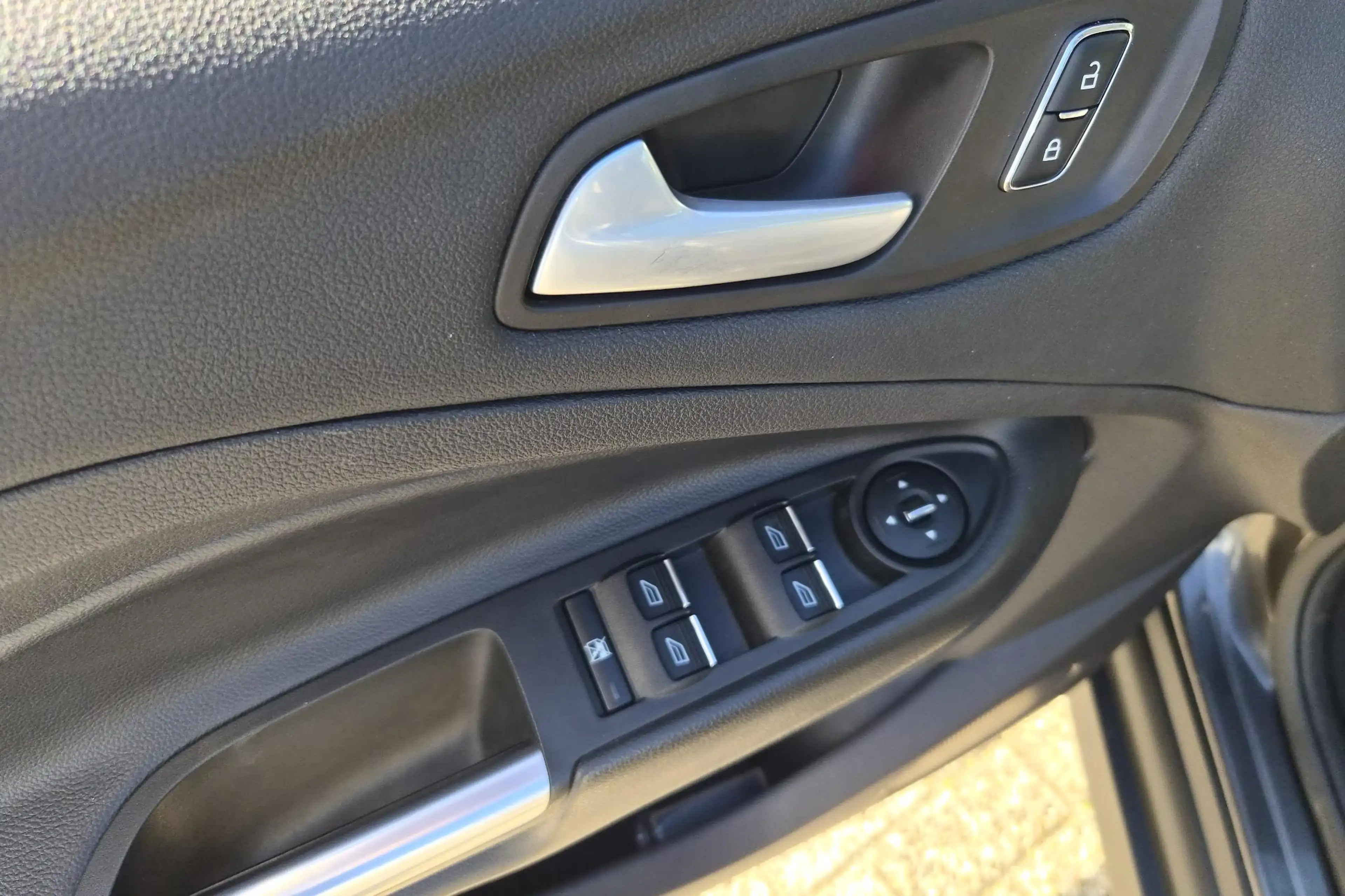 Ford C-Max 2.0 Plug-in Hybrid Titanium Plus — photo 12
