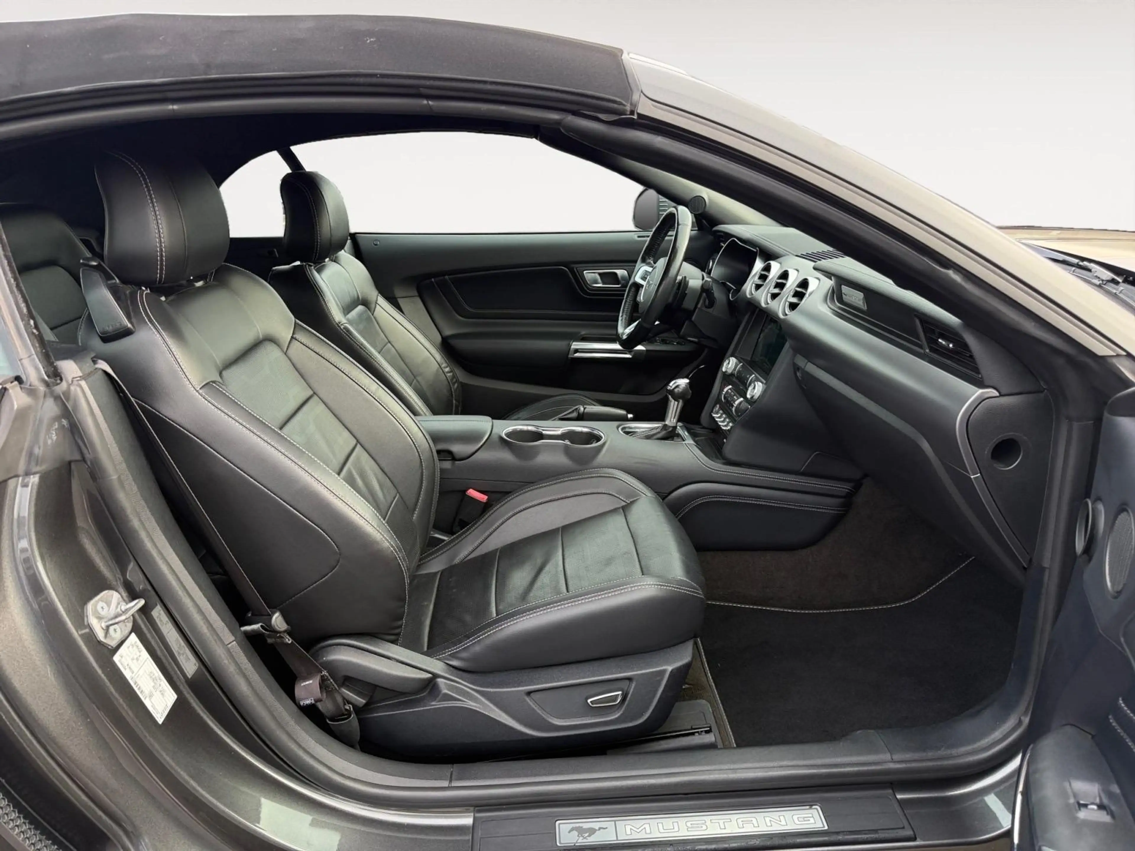 Ford Mustang Cabriolet-2.3 v6 — photo 13