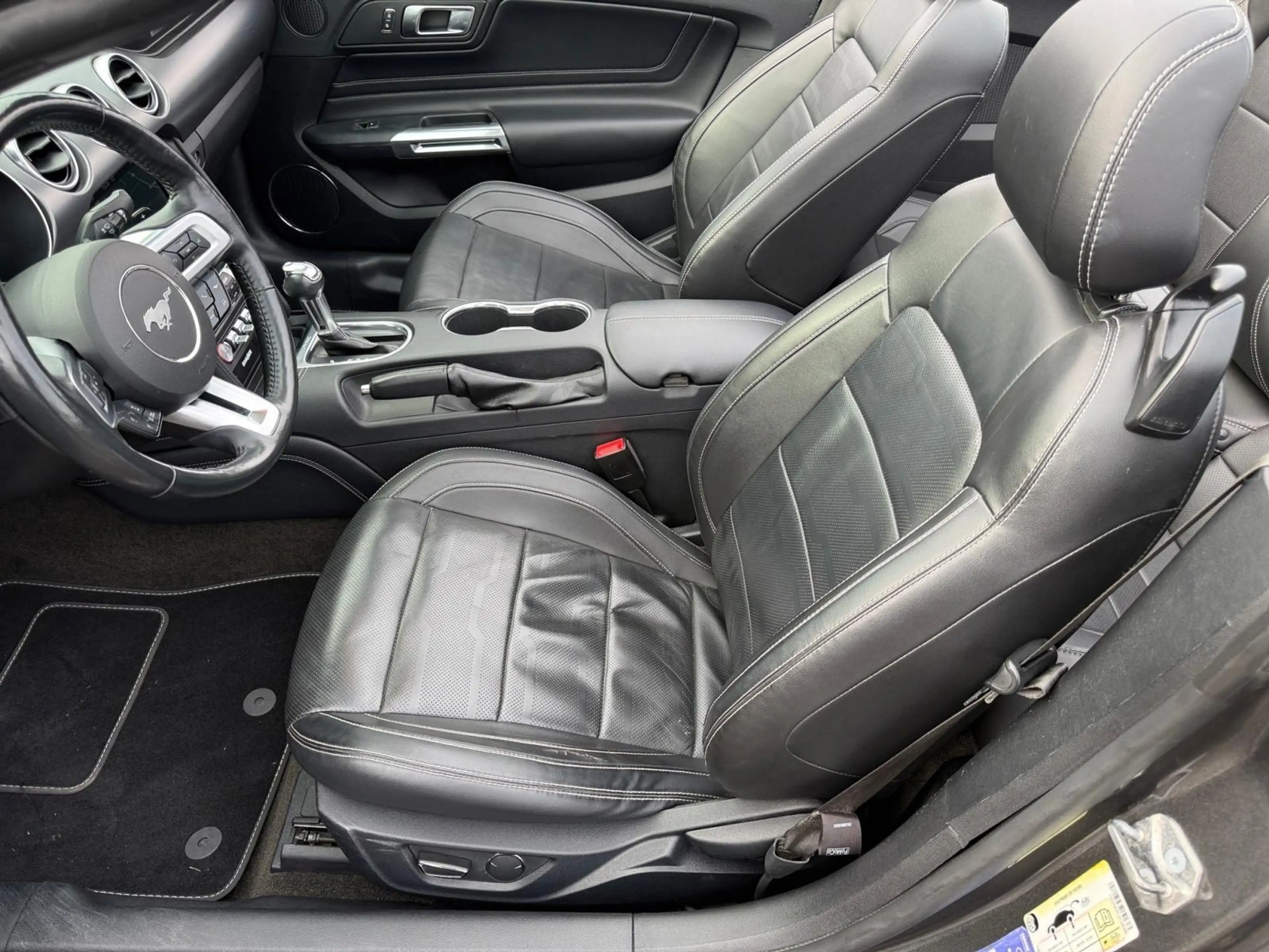 Ford Mustang Cabriolet-2.3 v6 — photo 12