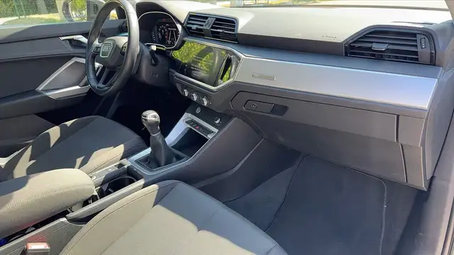 Audi Q3 view 10