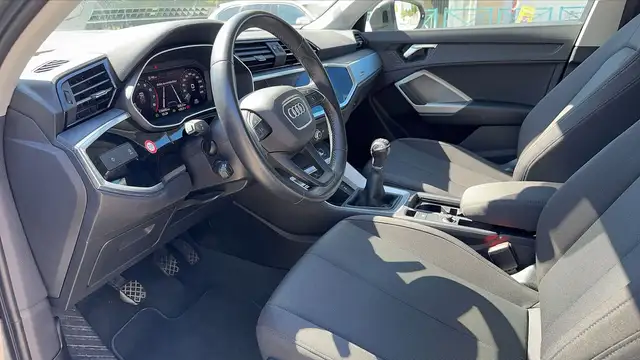 Audi Q3 view 8