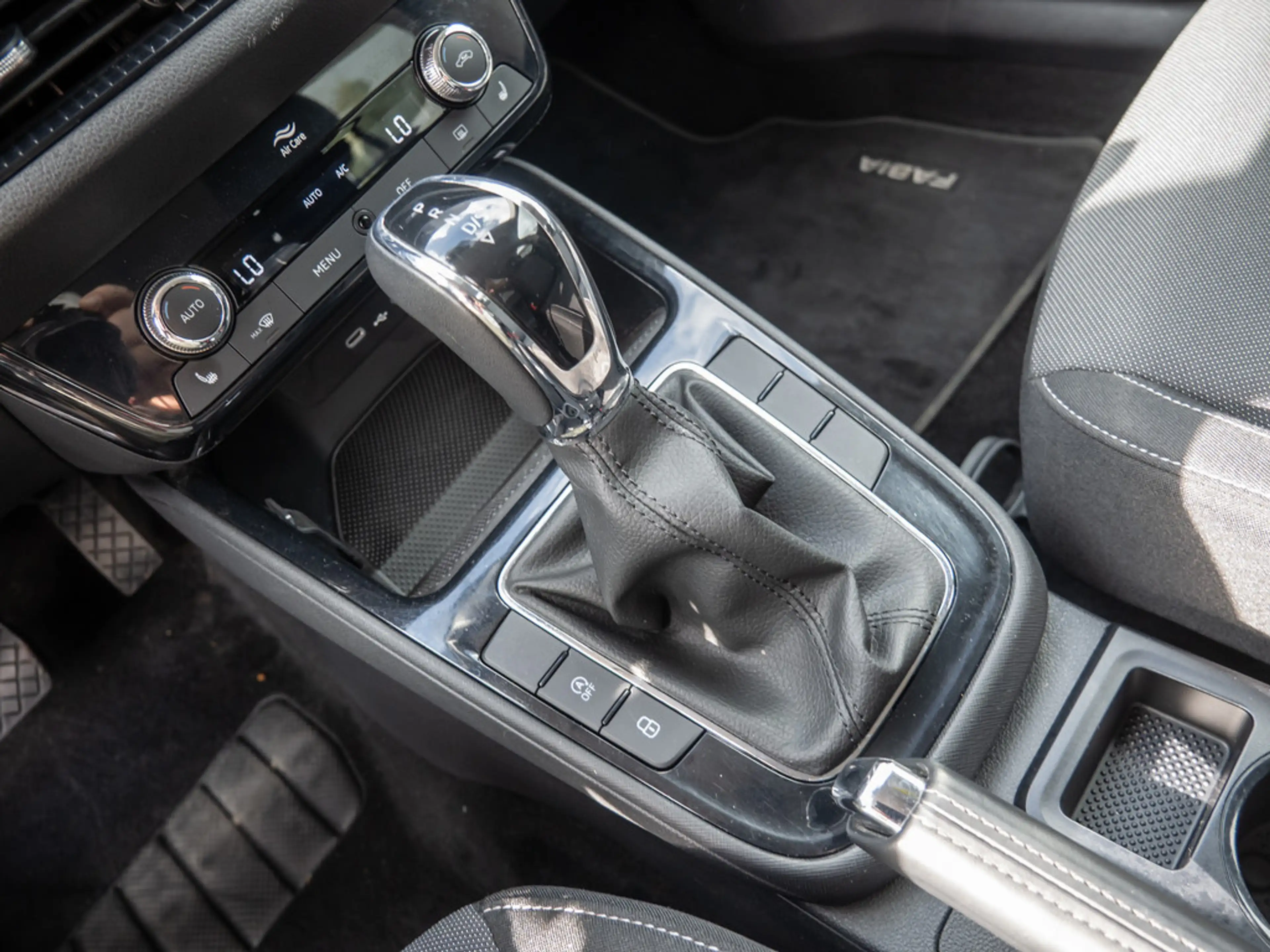 Skoda Fabia 1.0 TSI Ambition SHZ KAMERA AHK ACC LED — photo 12