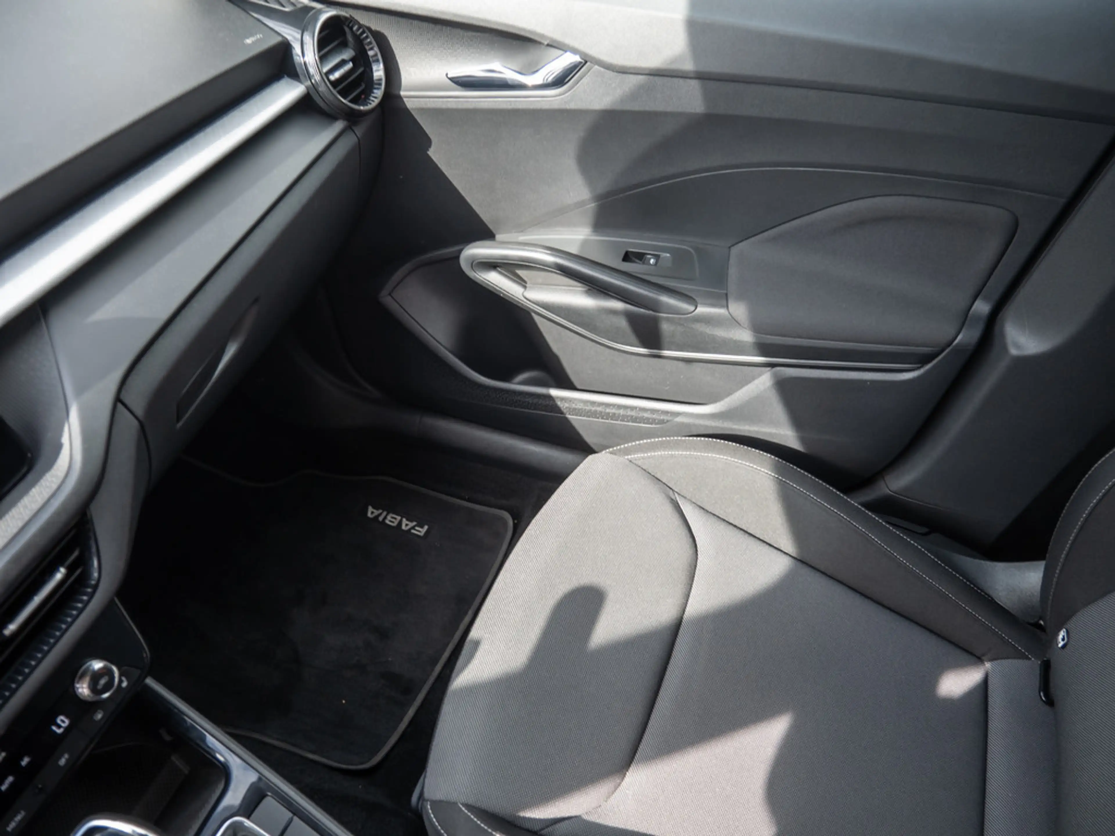 Skoda Fabia 1.0 TSI Ambition SHZ KAMERA AHK ACC LED — photo 13