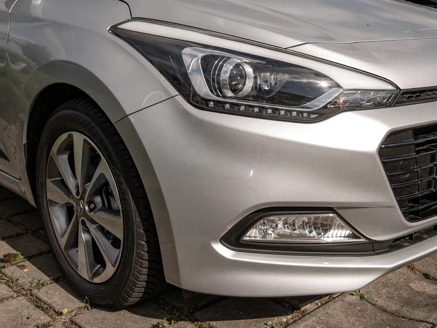 Hyundai i20 1,0 Turbo 2.HD.+ALLWETTER+EPH+SHZ+KLIMA+TOP Plateado - 2