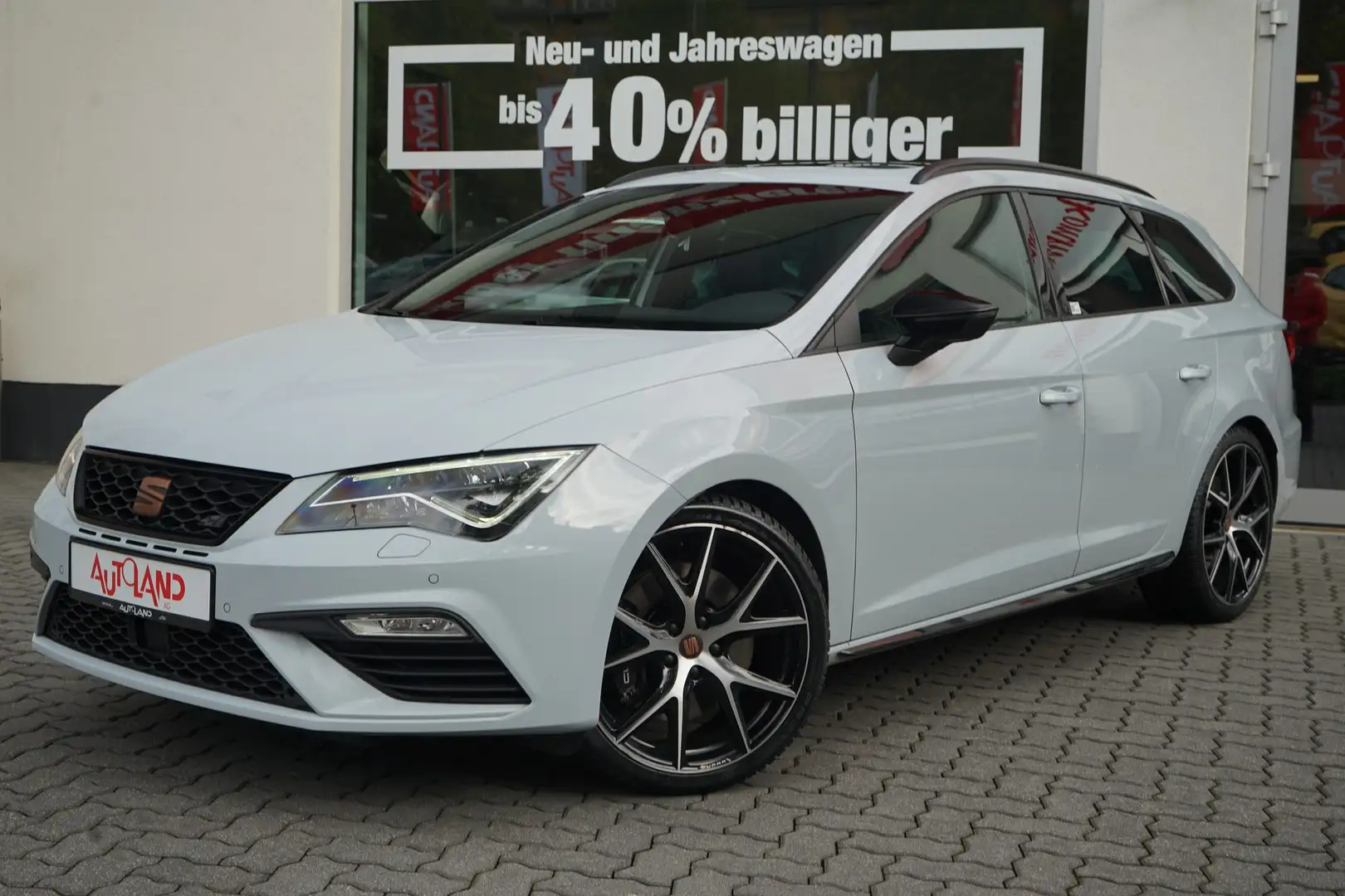 SEAT Leon ST 2.0TSI DSG Cupra 4Drive LED Navi ACC DAB Weiß - 2