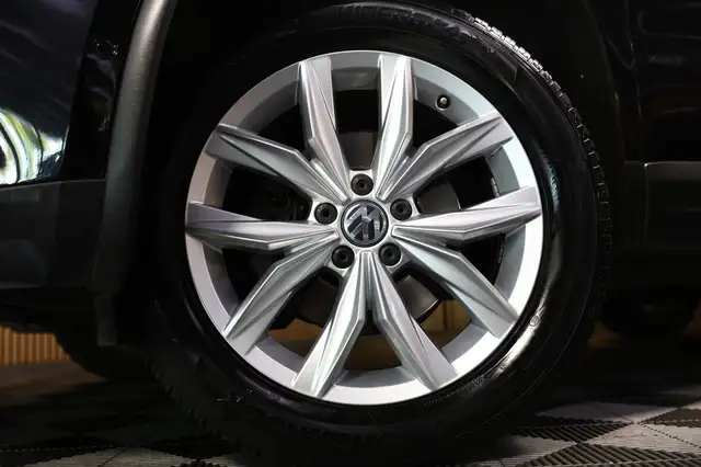 Volkswagen Tiguan view 4