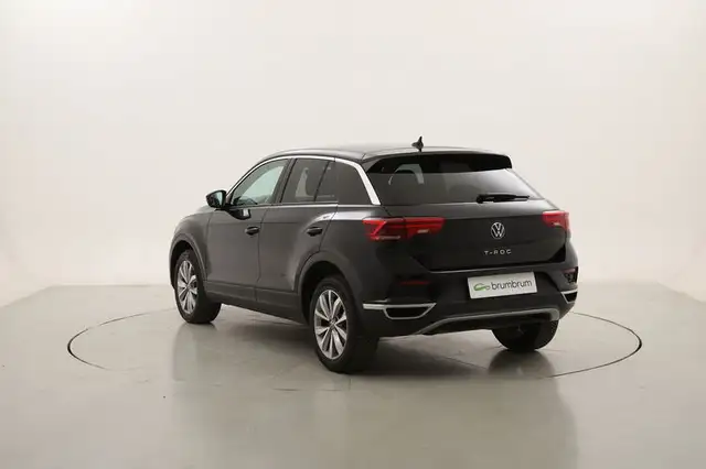 Volkswagen T-Roc view 3