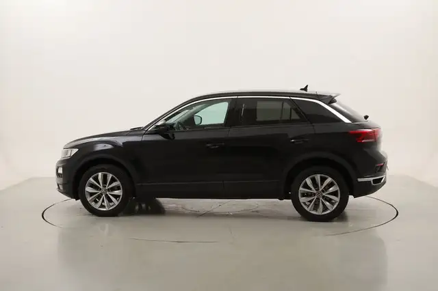 Volkswagen T-Roc view 2