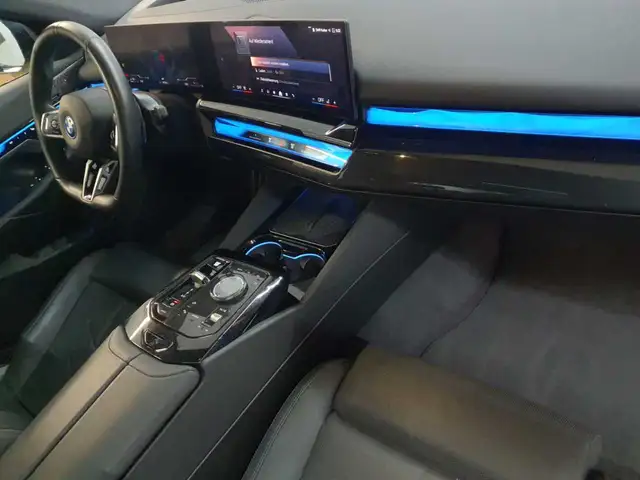 BMW 5 Series view 9