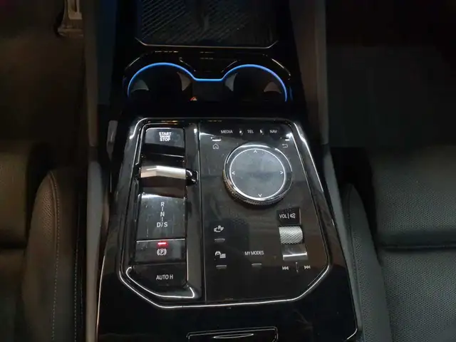 BMW 5 Series view 10