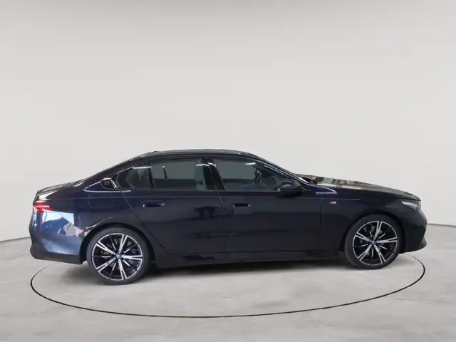 BMW 5 Series view 3