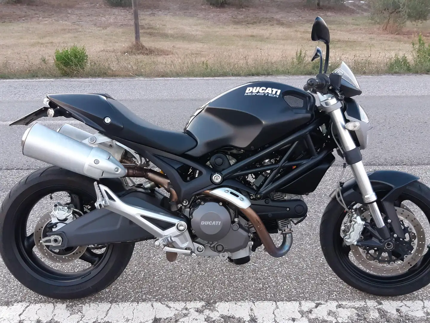 Ducati Monster 696 plus Noir - 1
