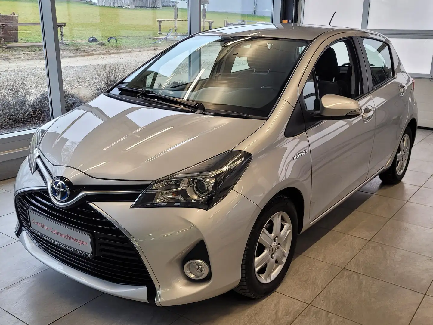 Toyota Yaris 1.5 Hybrid Comfort SHZ Navi Klima Winterreifen Silber - 2